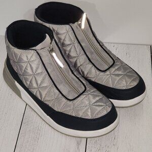 11 B Lands End Women's Quilted Zip Sneakers Size Gray & Black